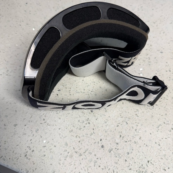 Sleek Black Ski Goggles - Picture 3 of 5